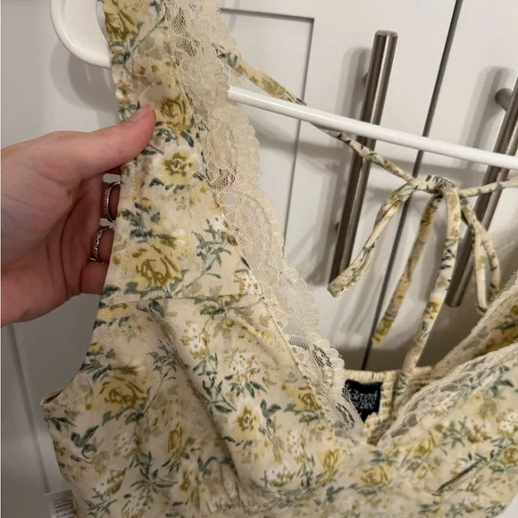 Floral Lace Trim Peplum Top - Picture 7 of 8